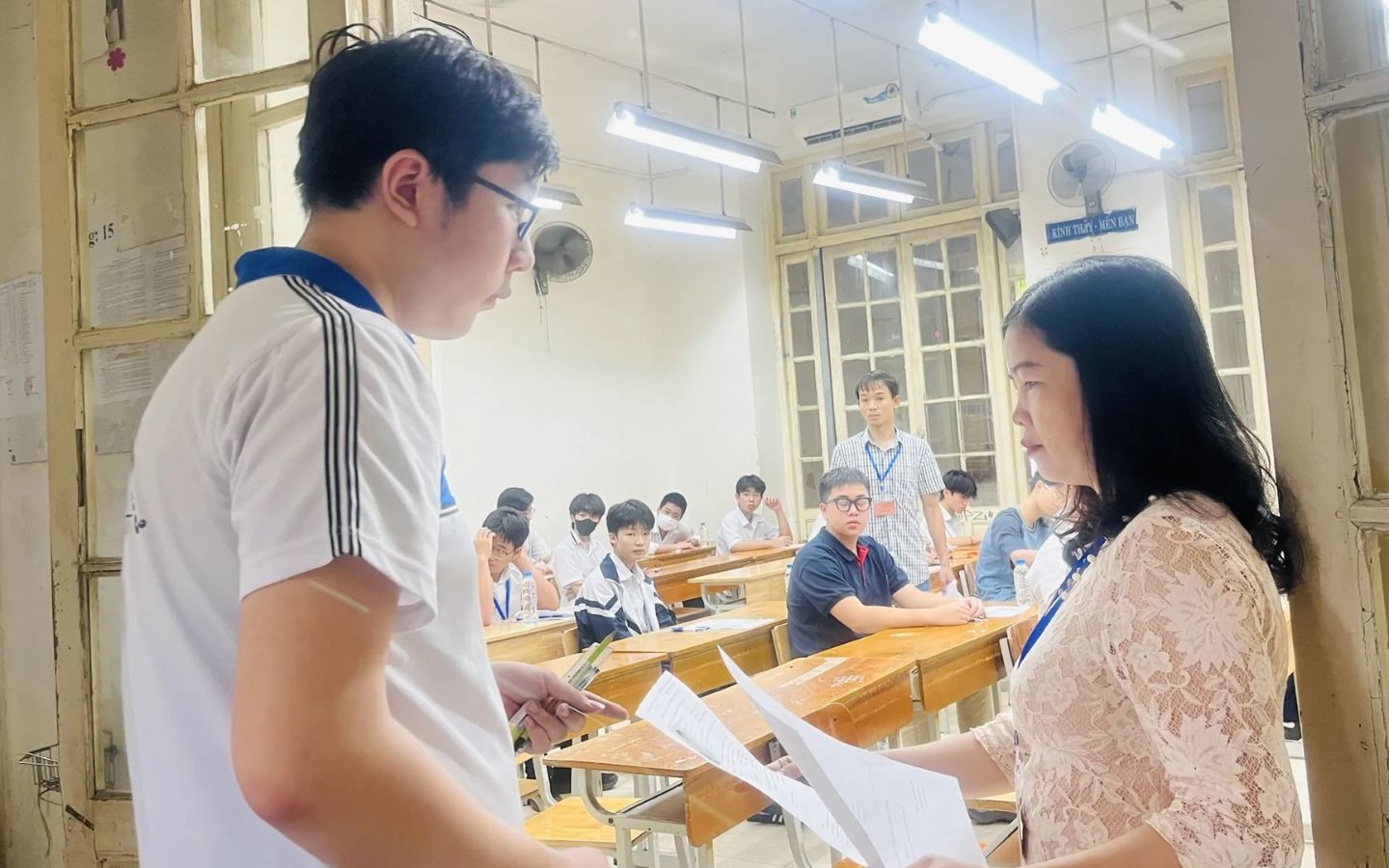 Giáo viên điểm danh các thí sinh vào phòng thi