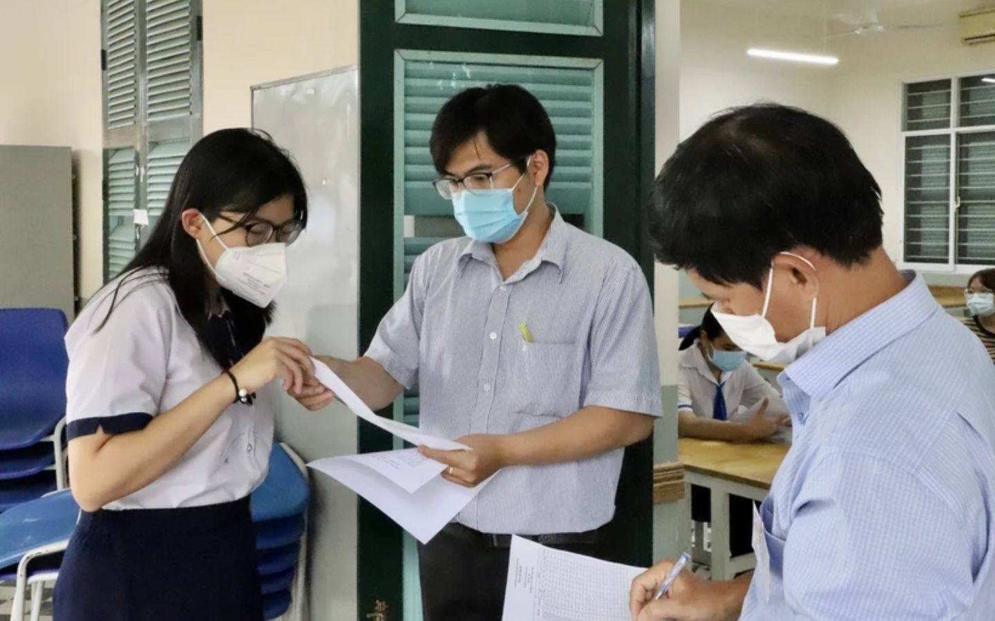 Giám thị điểm danh thí sinh vào phòng thi 