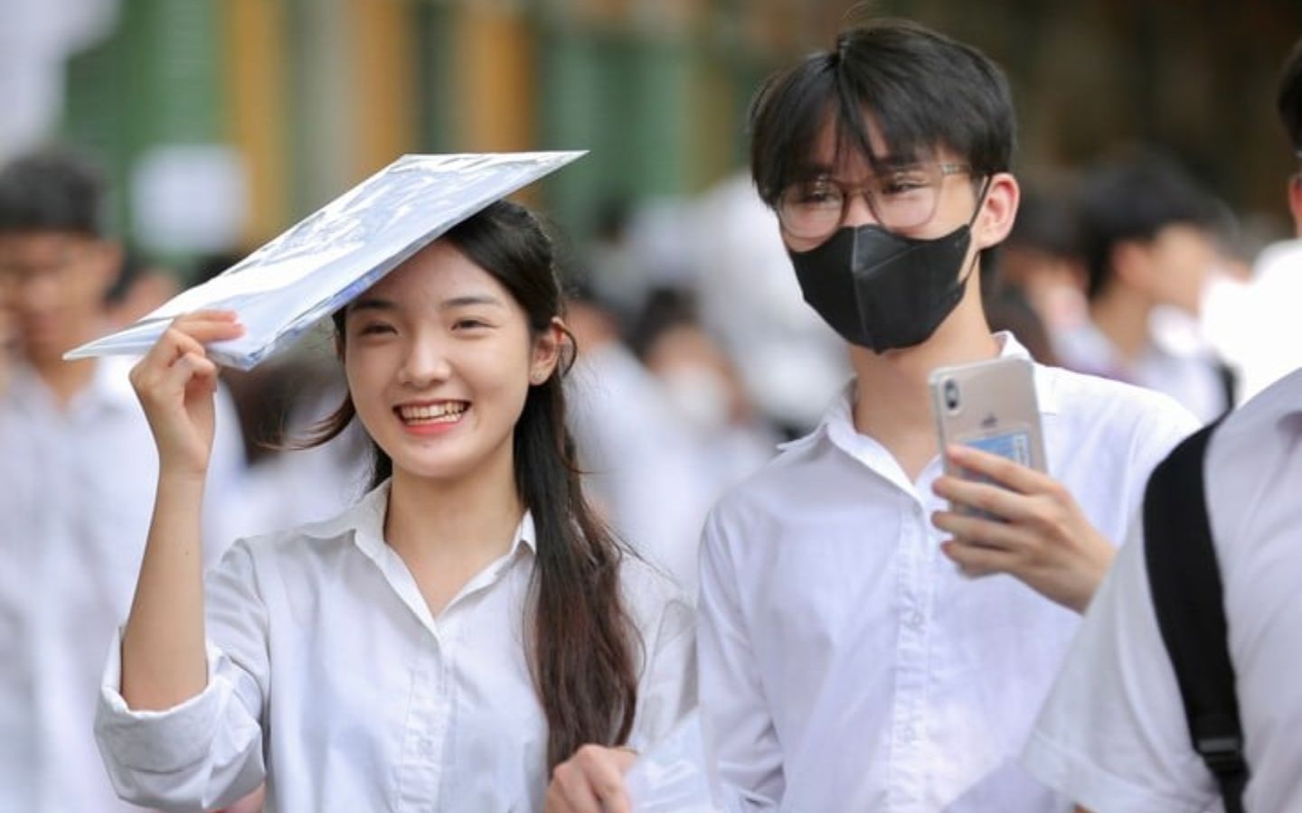 Thí sinh vui vẻ sau khi hoàn thành kỳ thi THPT Quốc gia