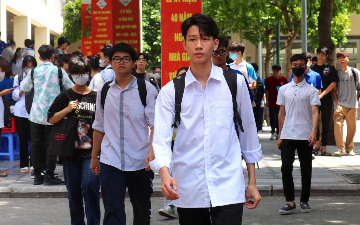 Thí sinh ra về sau khi hoàn thành bài thi