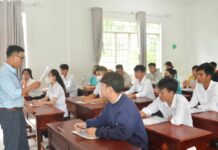 Đáp án môn Vật lý tốt nghiệp THPT 2025 chính thức Cán bộ coi thi phổ biến quy chế thi