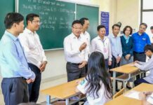 Đề thi môn Giáo dục công dân tốt nghiệp THPT 2025 chính thức Giám thị đang phổ biến quy chế thi cho các thí sinh