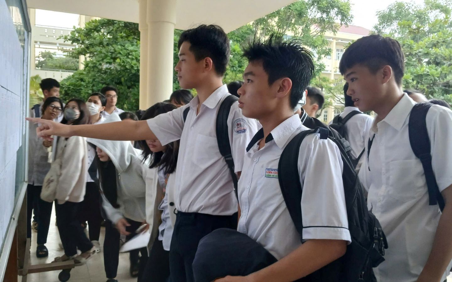 Các thí sinh đang xem thông tin phòng thi