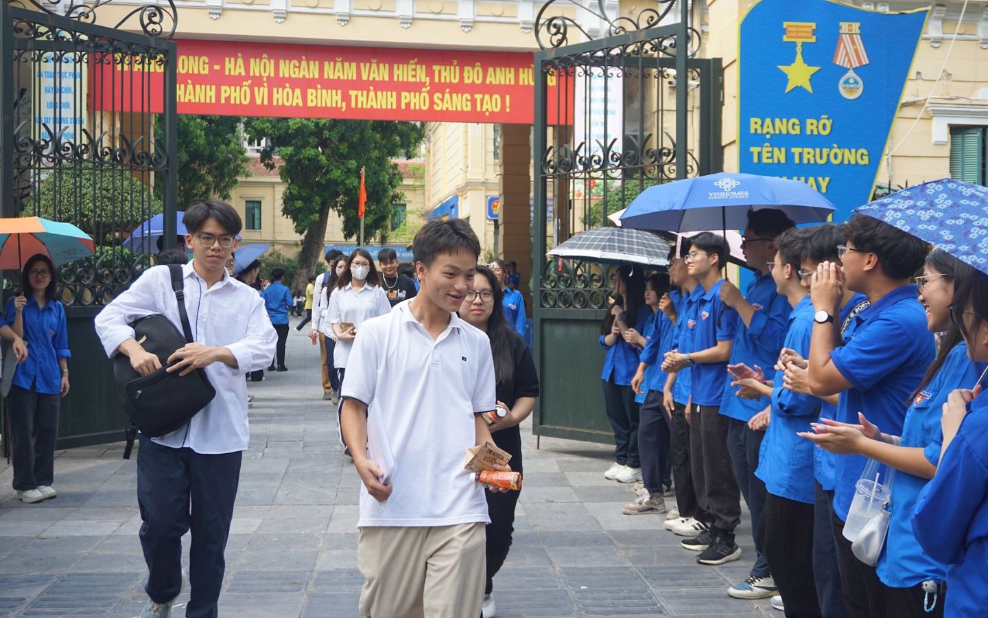 Thí sinh lần lượt ra khỏi phòng sau khi hoàn thành bài thi