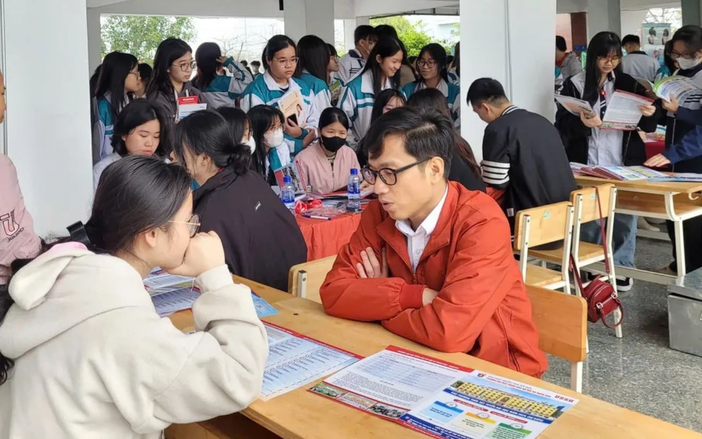 Trường tăng cường lựa chọn các tổ hợp D trên cơ sở định hướng đổi mới về các môn thi THPT, theo yêu cầu tuyển sinh của Bộ