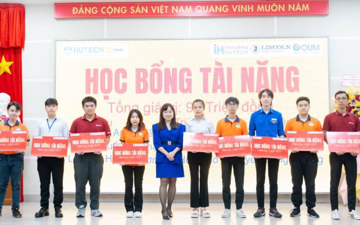 Trao tặng học bổng tài năng cho sinh viên HUTECH