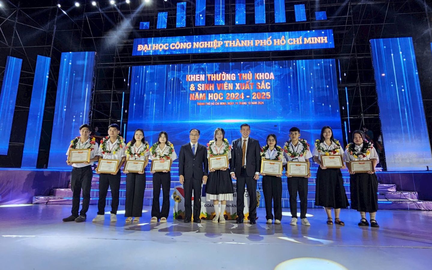 Lễ trao học bổng trường Đại học Công nghiệp TP.HCM 