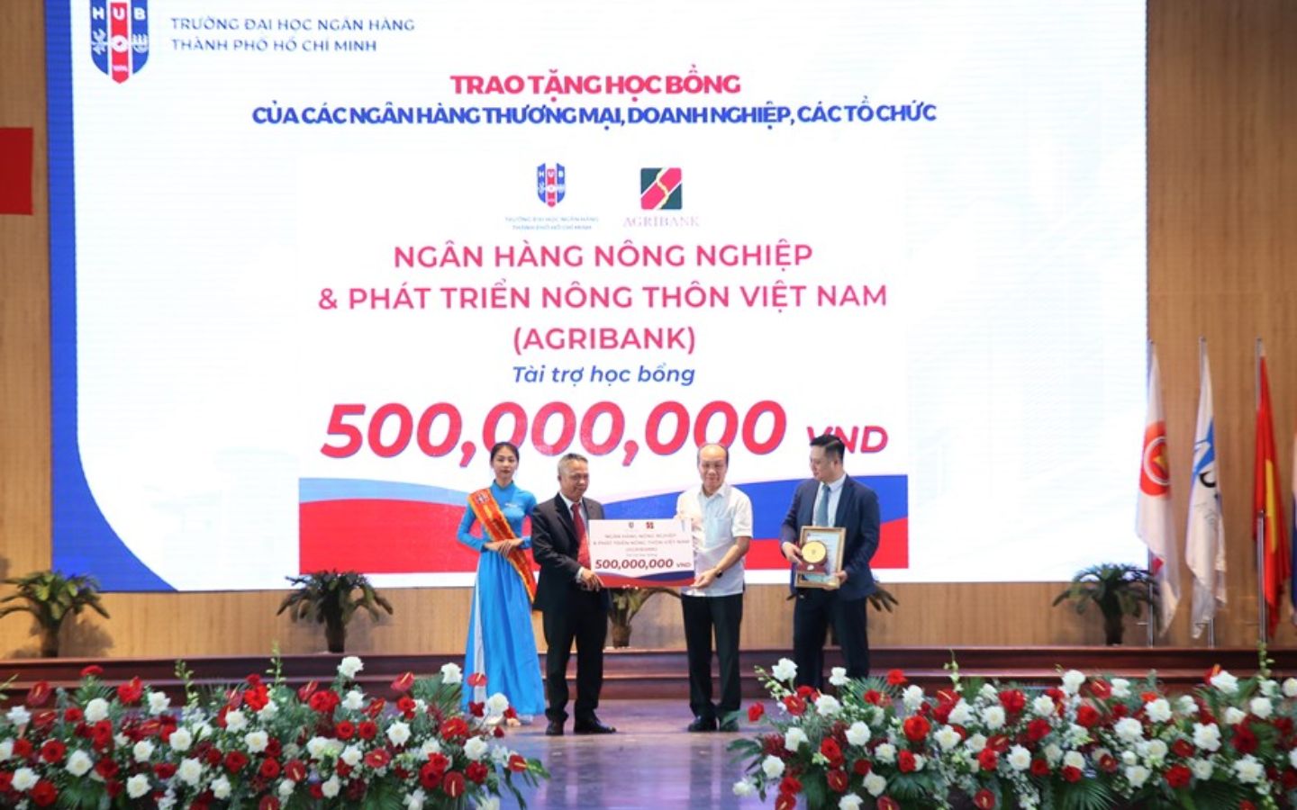 Lễ trao học bổng tại Trường Đại học Ngân hàng TP.HCM