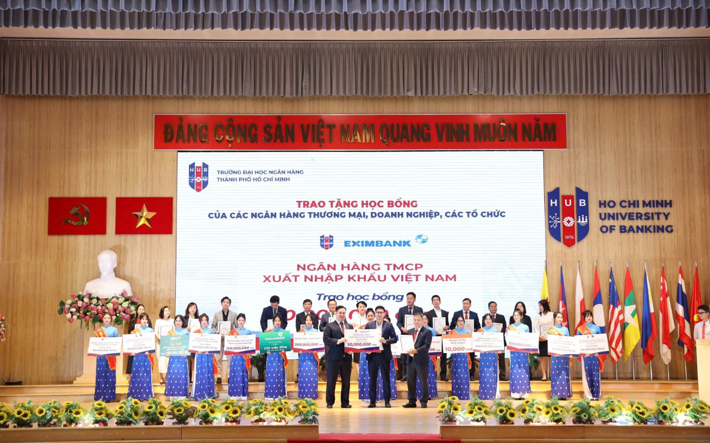 Lễ trao học bổng tại Trường Đại học Ngân hàng TP.HCM