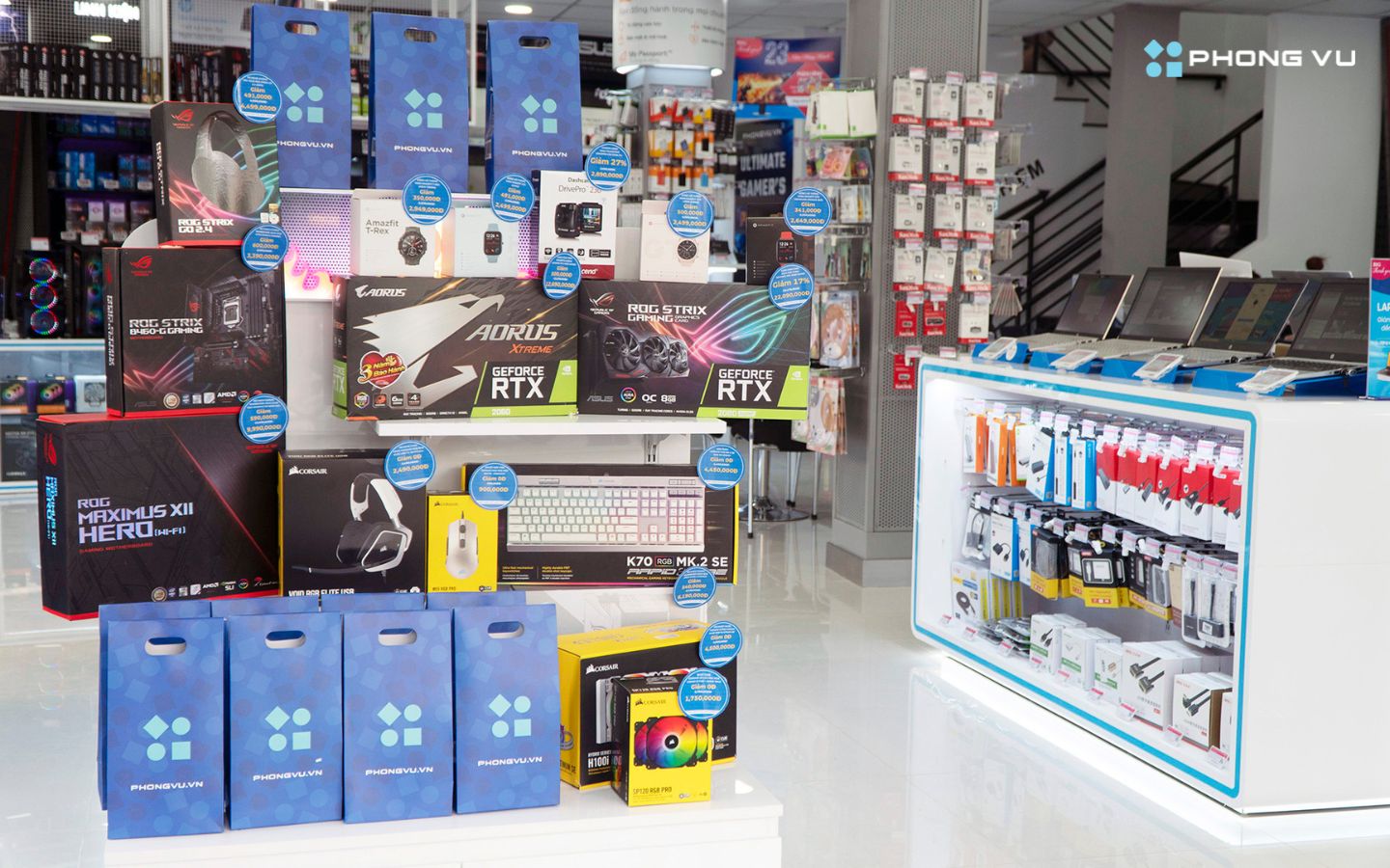 Nhiều ưu đãi giảm giá sốc các mặt hàng công nghệ trong ngày khai trương