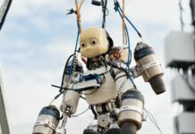 Robot hình người biết bay đầu tiên trên thế giới, chịu nhiệt đến 800 độ C