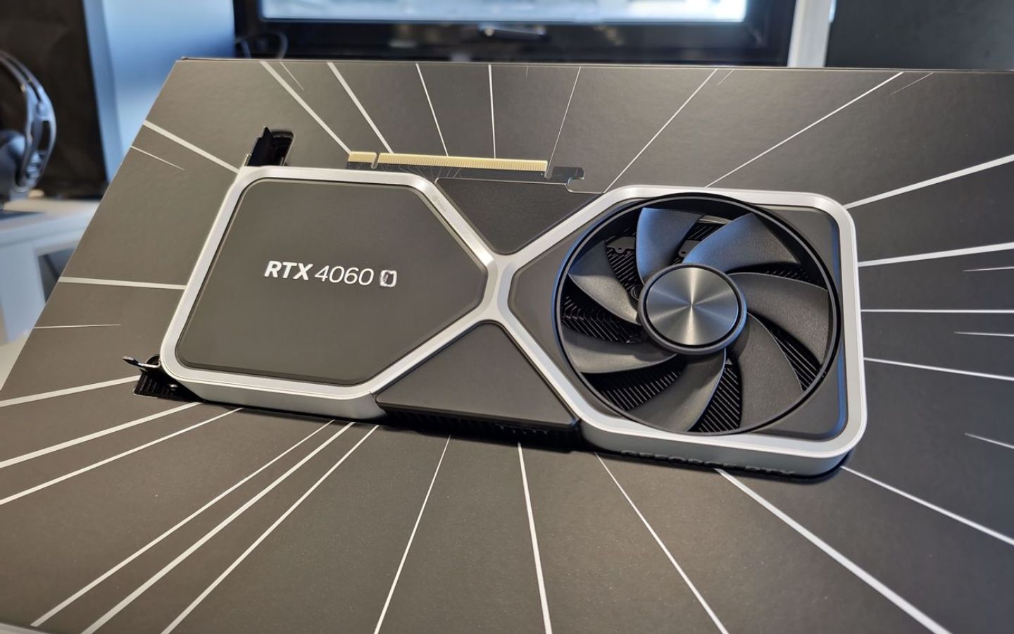 RTX 4060 dựa trên kiến trúc Ada Lovelace với chip AD107, sản xuất trên tiến trình TSMC 4N tiên tiến