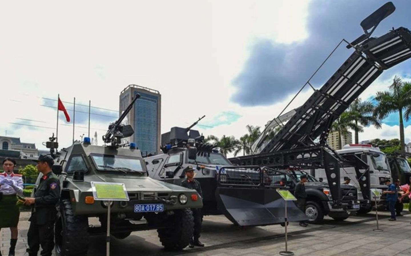 Trưng bày vũ khí quân sự trong sự kiện