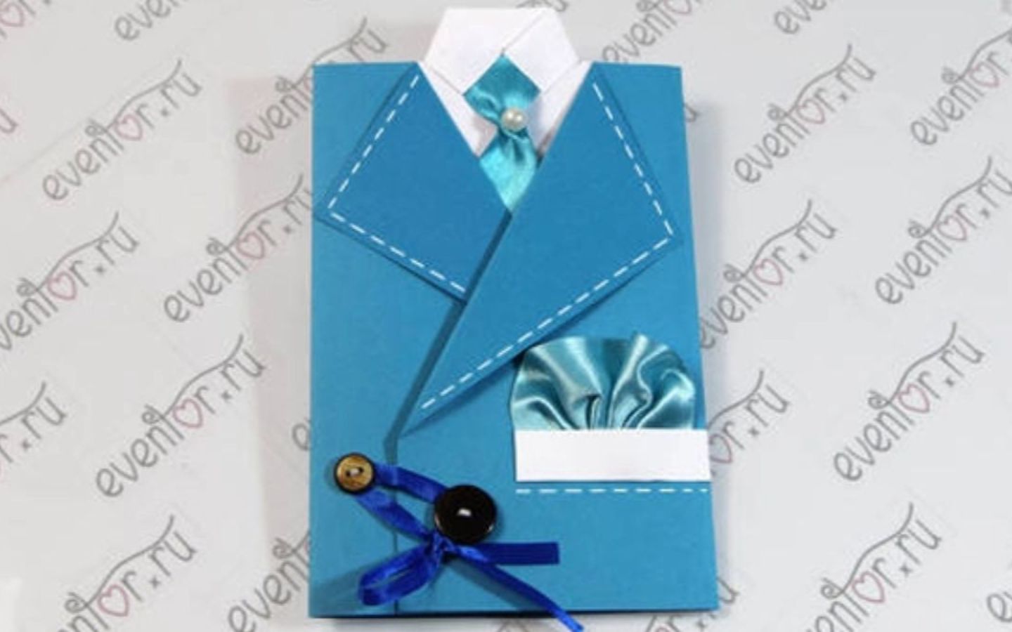 Thiệp sơ mi xanh kèm cà vạt tinh tế