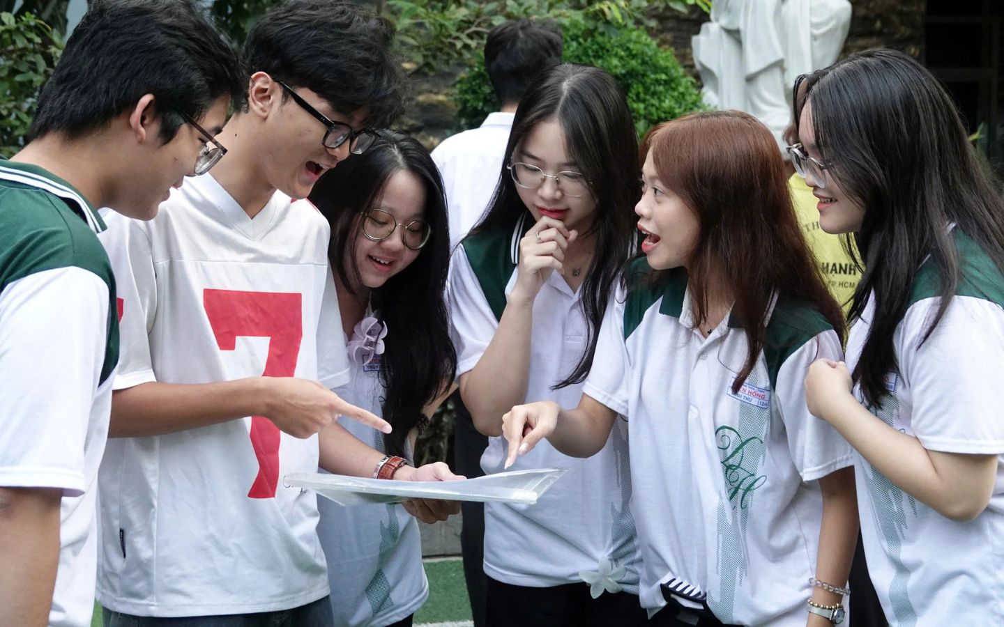 Các sĩ tử đang thảo luận về đáp án bài thi