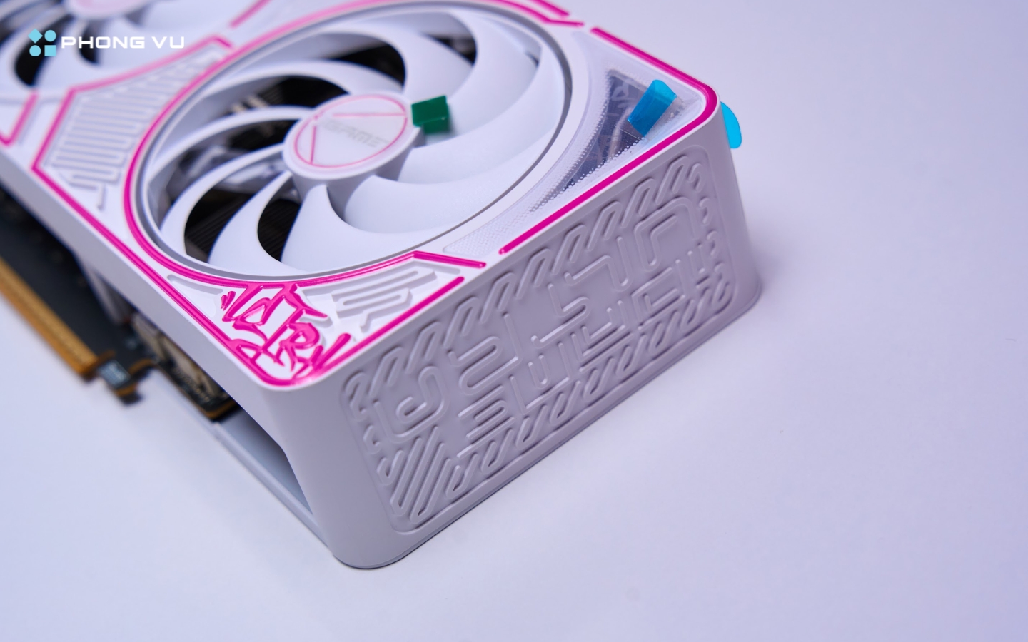 Tản nhiệt ULTRA Dual-fan với hai quạt lớn và tấm nền rỗng, cho phép luồng khí lưu thông hiệu quả