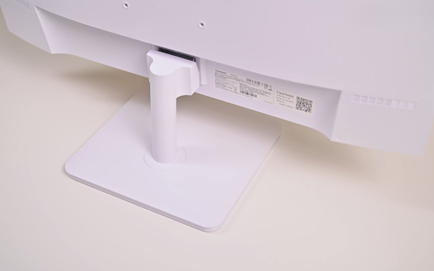 Chân đế của màn hình được làm từ nhựa cao cấp, cho cảm giác chắc chắn khi sử dụng