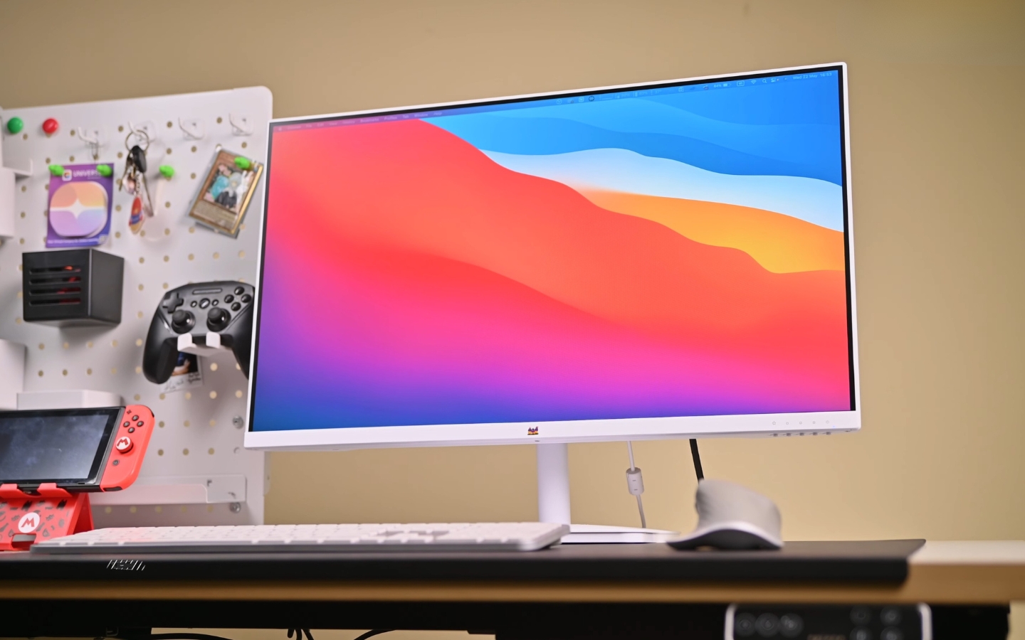 So với các màn hình dùng tấm nền TN giá rẻ, VA2732A-H mang lại màu sắc tươi tắn, sống động và không bị lệch màu dù nhìn từ góc nghiêng