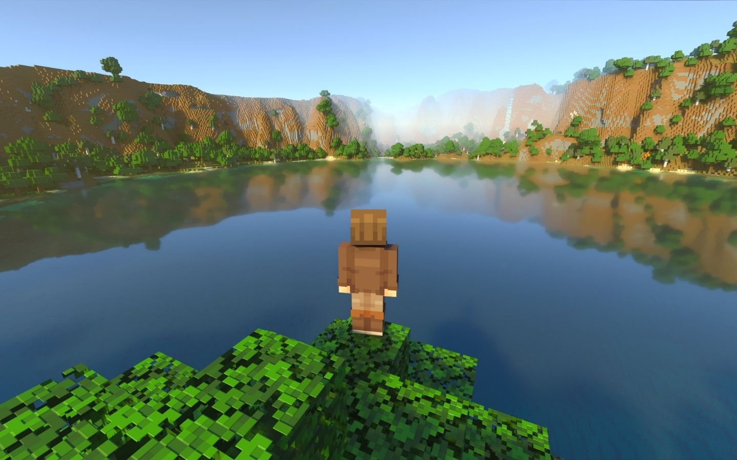 Hồ nước trong xanh phản chiếu bầu trời, tĩnh lặng