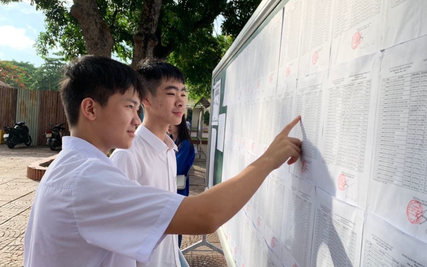 Các sĩ tử đang tìm kiếm thông tin phòng thi của mình