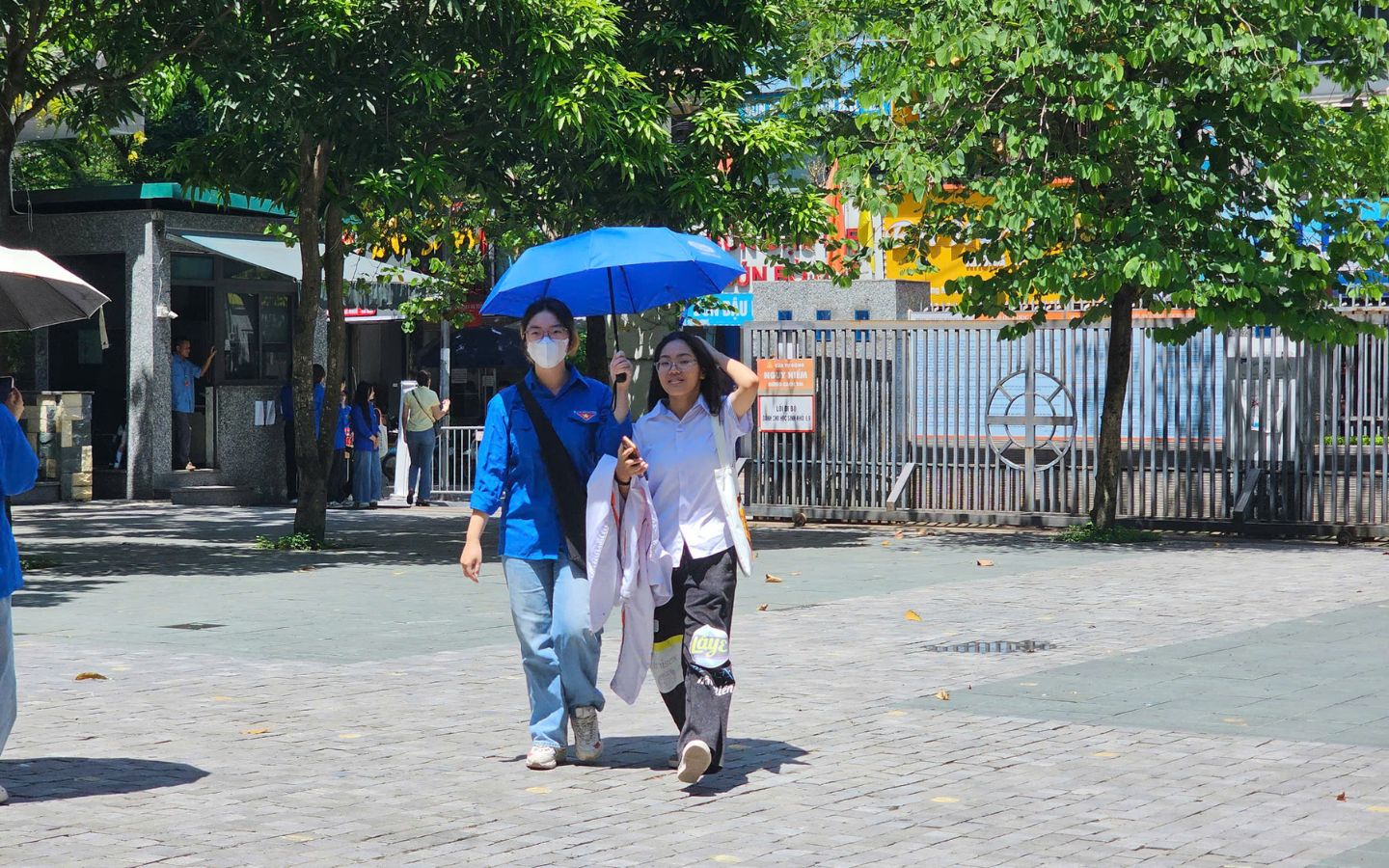 Thí sinh hoàn thành bài thi tốt nghiệp THPT 2025