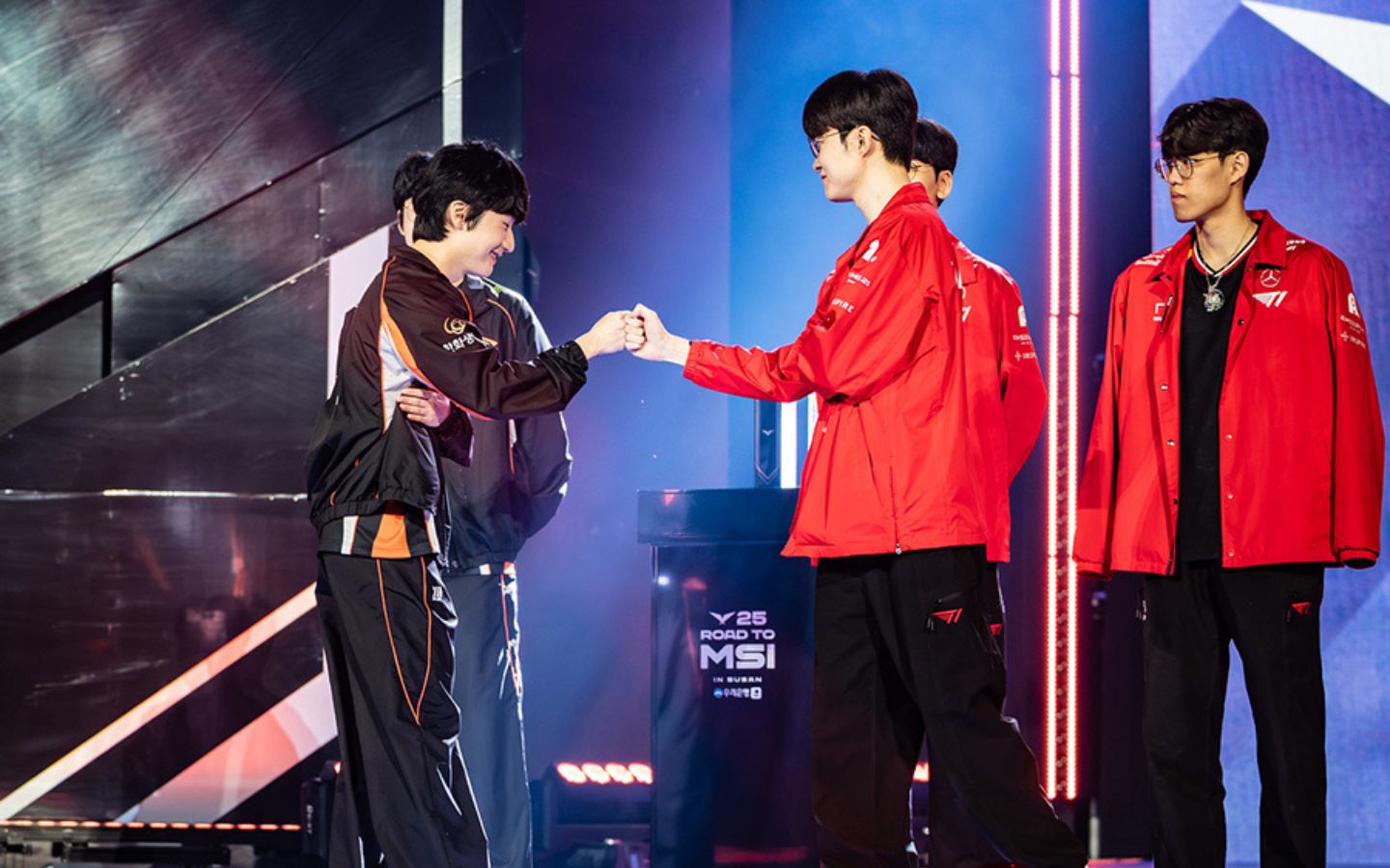 Các đội tuyển giao lưu trước thềm diễn ra trận đấu