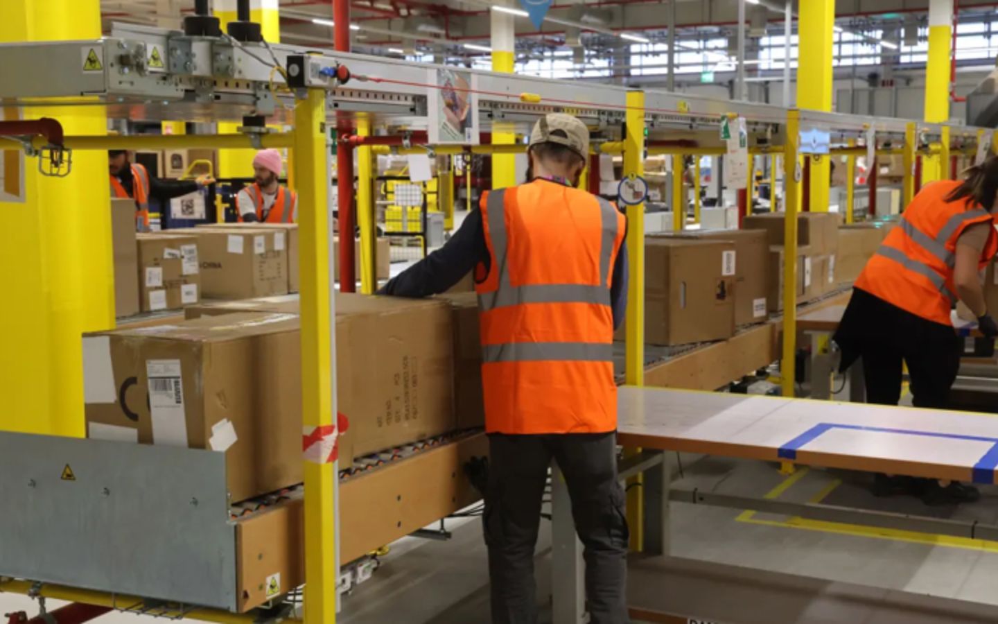 Một triệu robot hoạt động trong kho hàng Amazon 2 Sự xuất hiện của một triệu robot đã thay đổi cách tổ chức công việc trong kho hàng Amazon