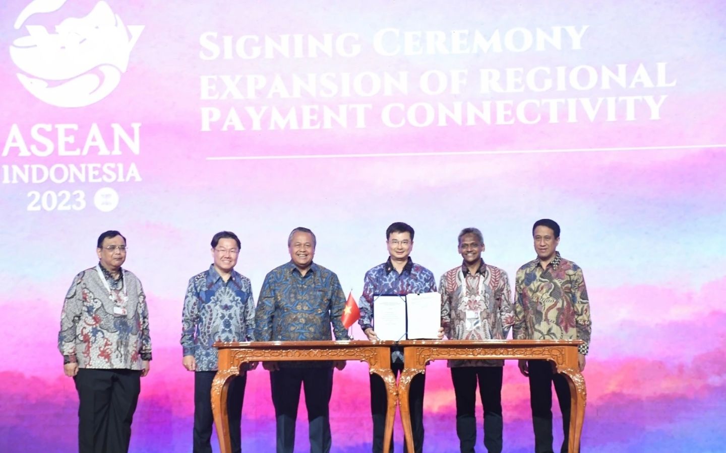 Đại diện Việt Nam ký MOU về hợp tác kết nối thanh toán khu vực