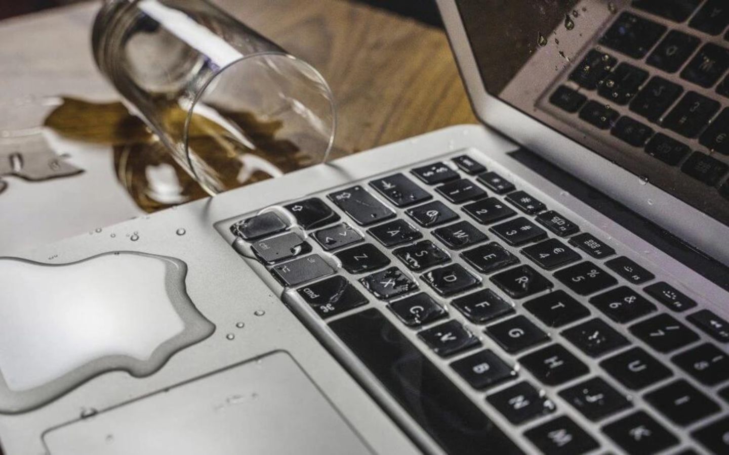 Nên thay toàn bộ bàn phím laptop khi bị nước đổ vào