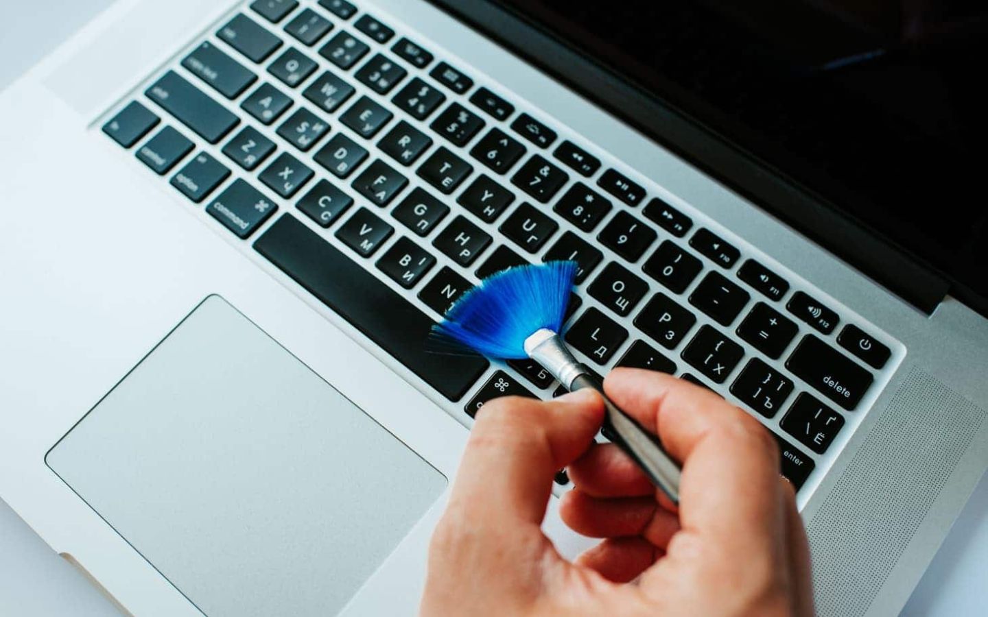 Vệ sinh bàn phím laptop bằng cọ