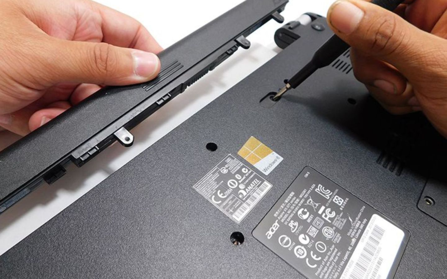 Tiến hành tháo pin của laptop