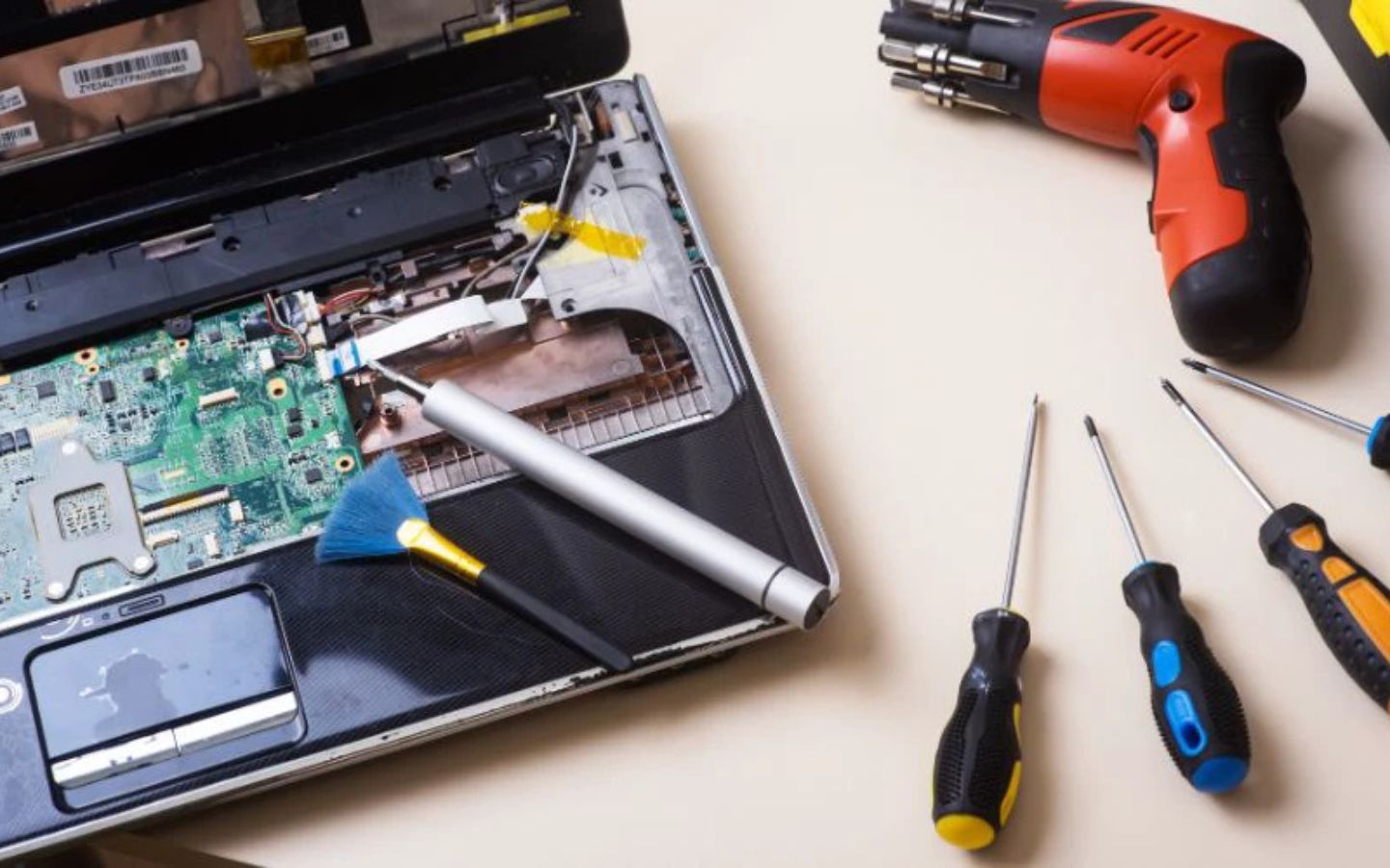 Chuẩn bị dụng cụ để thay bàn phím laptop