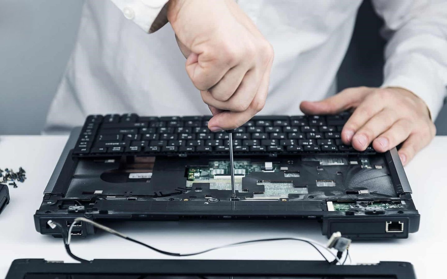 Tháo bàn phím cũ của laptop