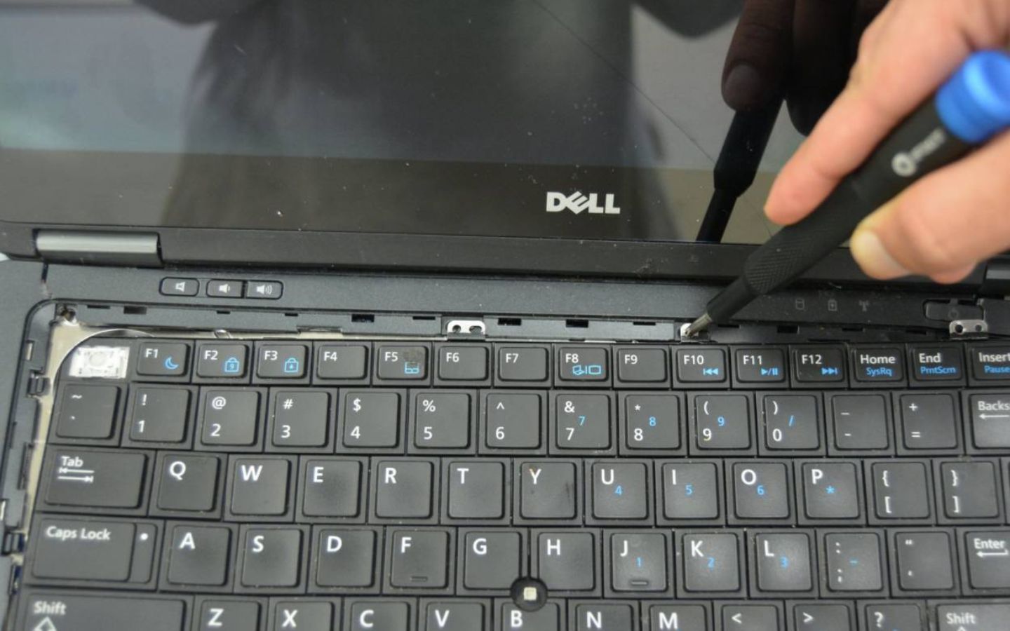 Cố định bàn phím bằng vít