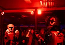 Startup Mỹ REK phát triển võ sĩ robot điều khiển bằng VR Trận đấu robot hình người trong giải Ultimate Fighting Bots (UFB). Nguồn Ultimate Fighting Bot