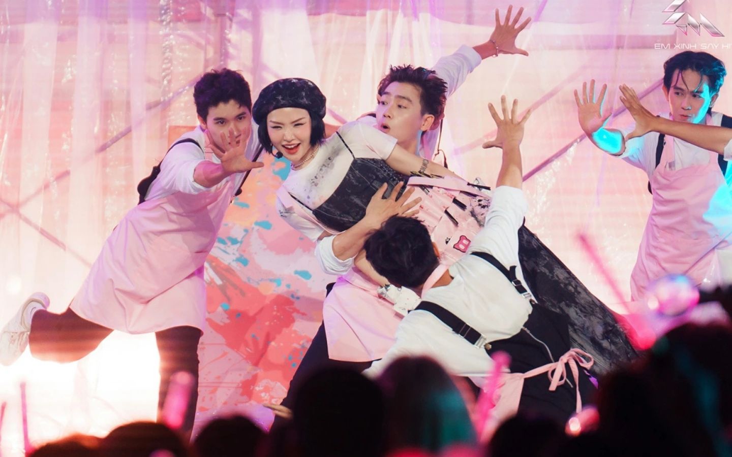 Các tiết mục sôi động của Em Xinh trong chương trình