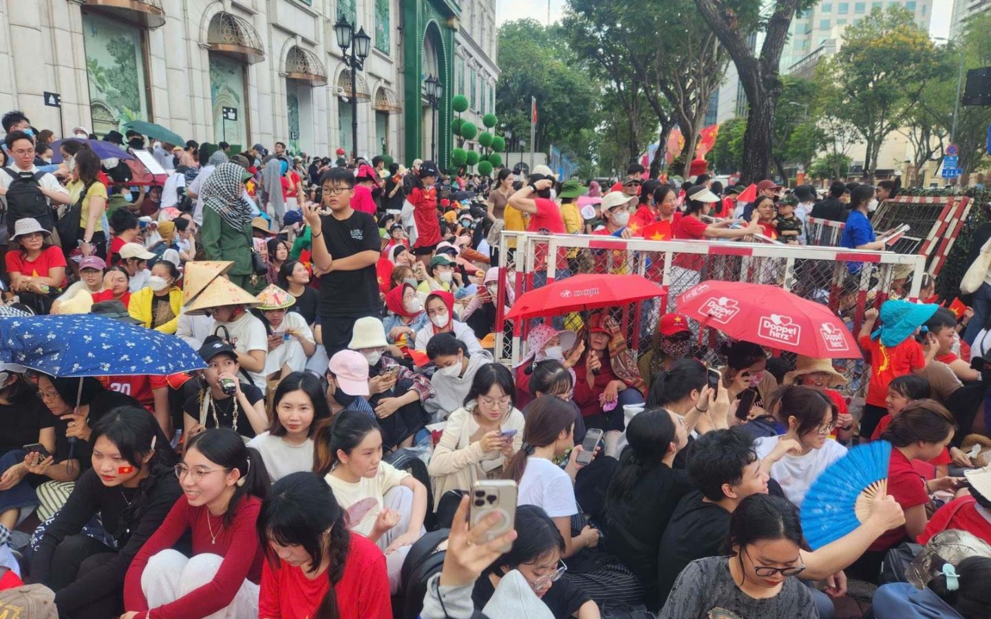 Lịch sơ duyệt diễu binh A80 ngày 27/8 tại Hà Nội 3 Người dân có thể xếp hàng dọc các tuyến đường sơ duyệt diễu binh để xem màn trình diễn