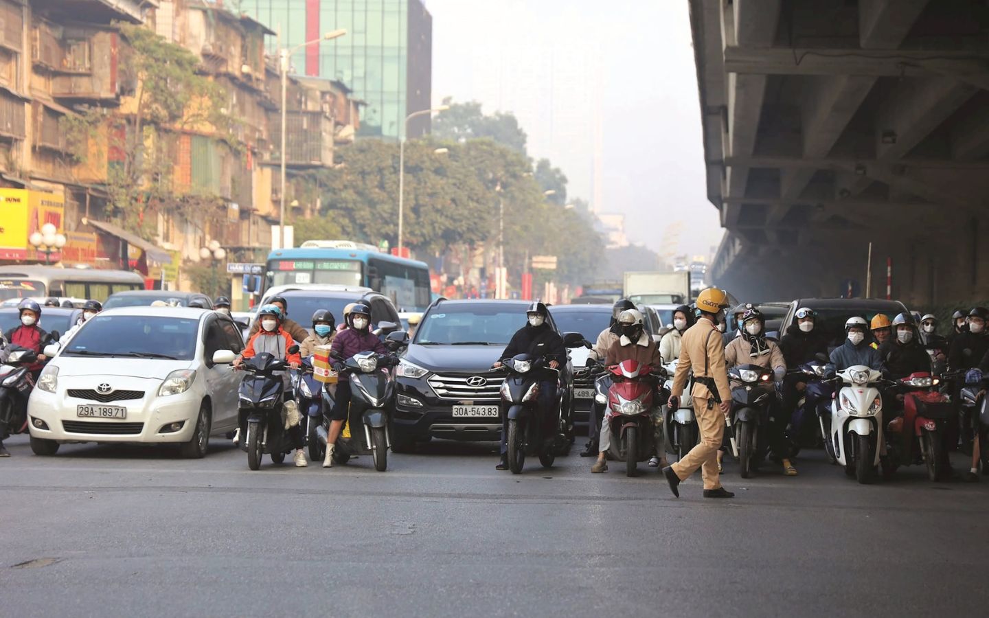 Người tham gia giao thông cần chú ý thực hiện đúng theo chỉ đạo của lực lượng Cảnh sát Giao thông