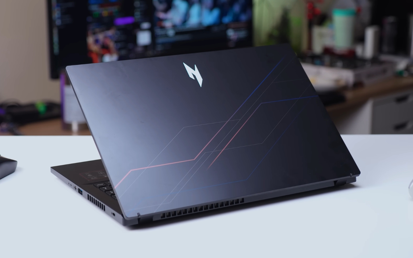 Nitro V15 ProPanel ANV15-52-72BM sở hữu thiết kế đậm chất Acer Nitro mặt A với logo Nitro sáng bóng