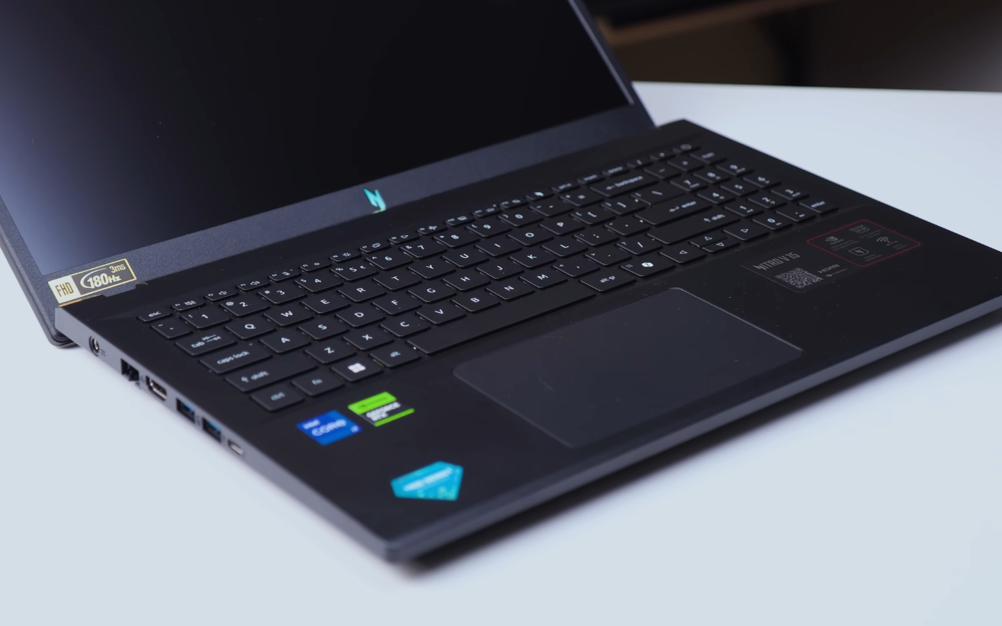 Nitro V15 ProPanel ANV15-52-72BM được trang bị cổng USB-C chuẩn Thunderbolt 4