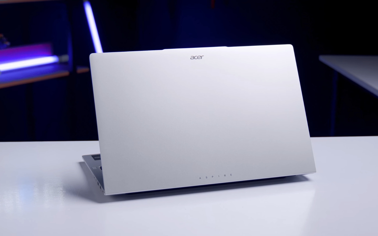Đánh giá chi tiết Acer Aspire Lite 16 AI AL16-71P-5674: Laptop 16 inch mỏng nhẹ đa năng 1 Với trọng lượng chỉ khoảng 1,6 kg chiếc laptop này thật sự nhẹ nhàng so với một sản phẩm màn hình 16 inch