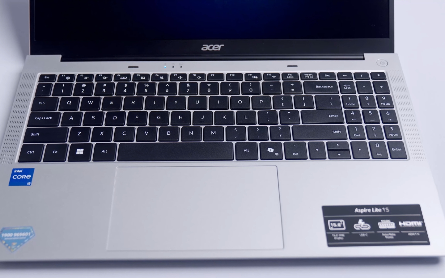 Bàn phím có hành trình phím sâu, độ nảy tốt, mang lại cảm giác gõ thoải mái, không mỏi tay khi sử dụng lâu