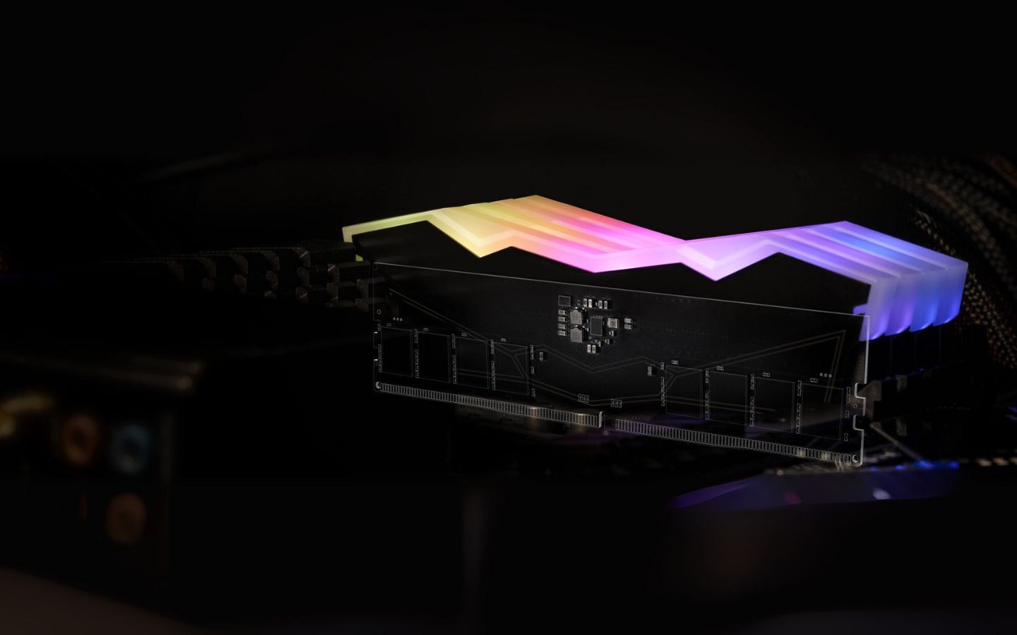 Bộ RAM Teamgroup Delta Black RGB 32GB DDR5-6000 với thiết kế tản nhiệt nhôm đen và đèn LED RGB đồng bộ