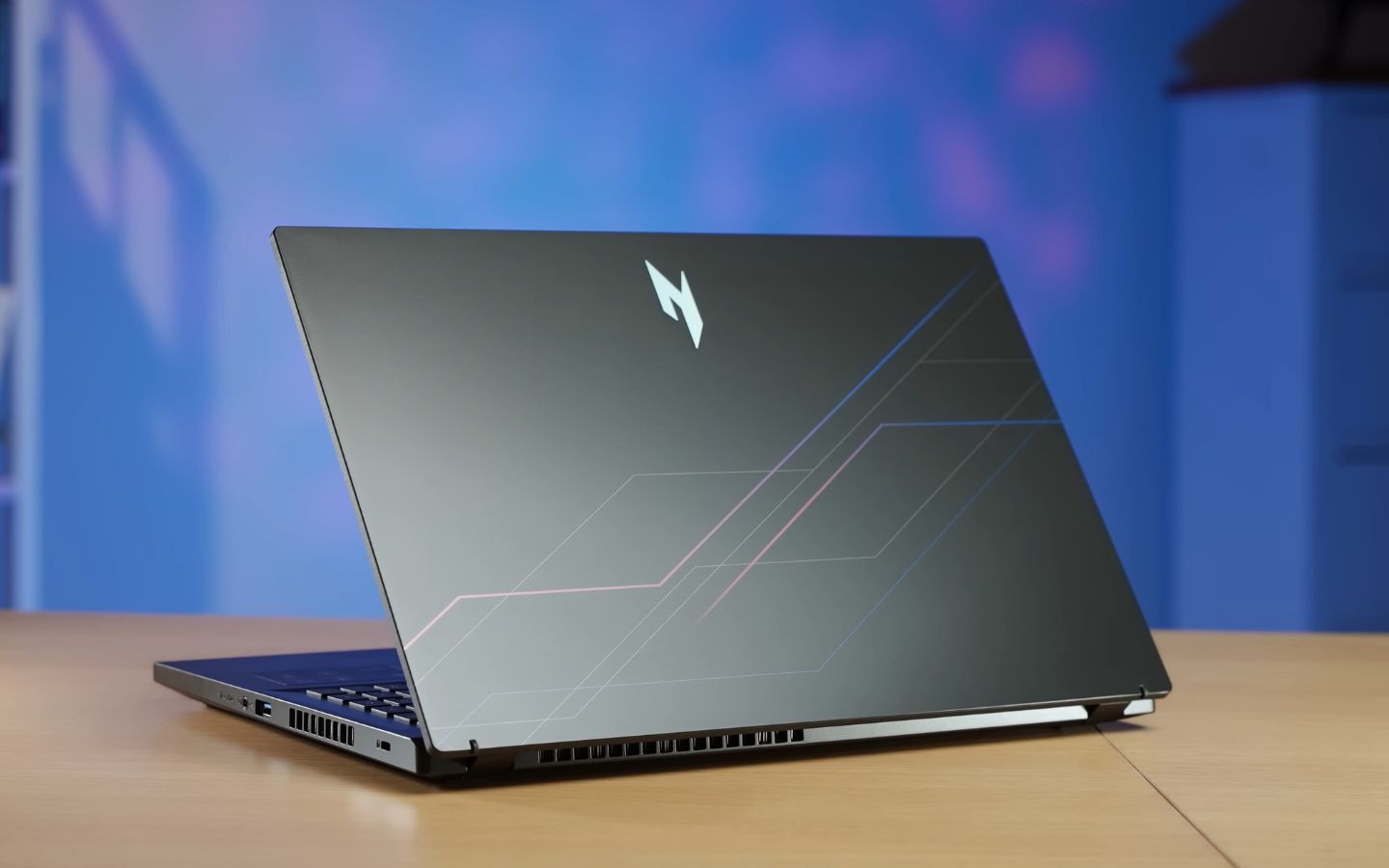 Nitro V ProPanel ANV15-52-59AA tổng thể vẫn là phong cách “gaming thực dụng” của Nitro