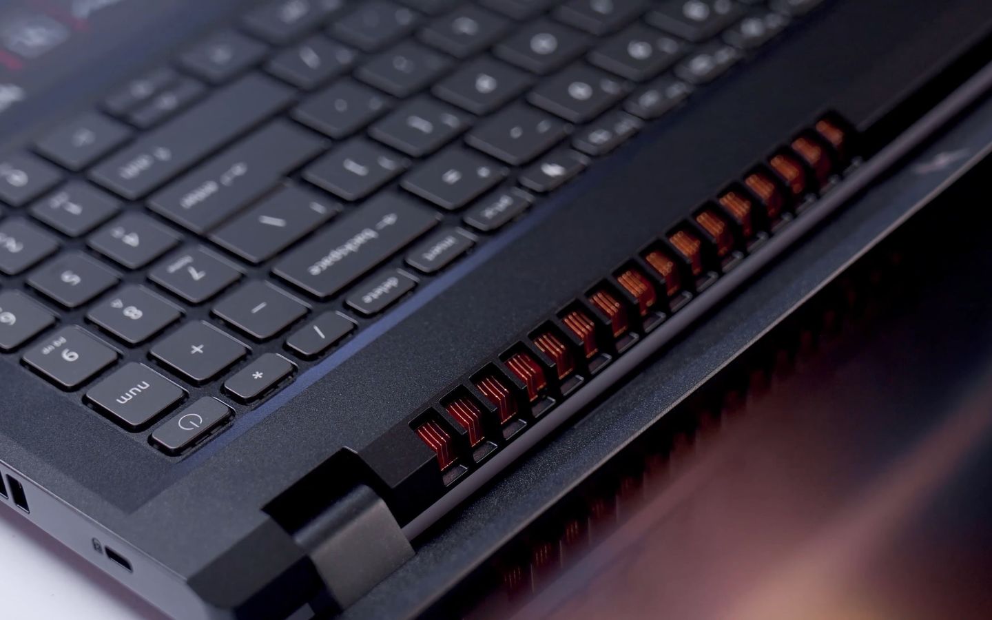 Cụm bàn phím phong cách gaming, font rõ, hành trình phím dễ làm quen, đèn nền màu hổ phách (Amber)