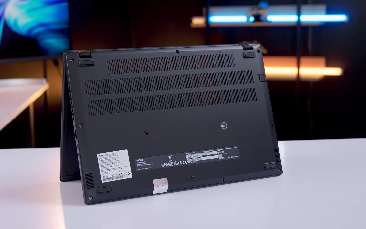 hệ thống quạt kép và khe tản cỡ lớn, đi kèm phần mềm Nitro Sense để chuyển đổi profile