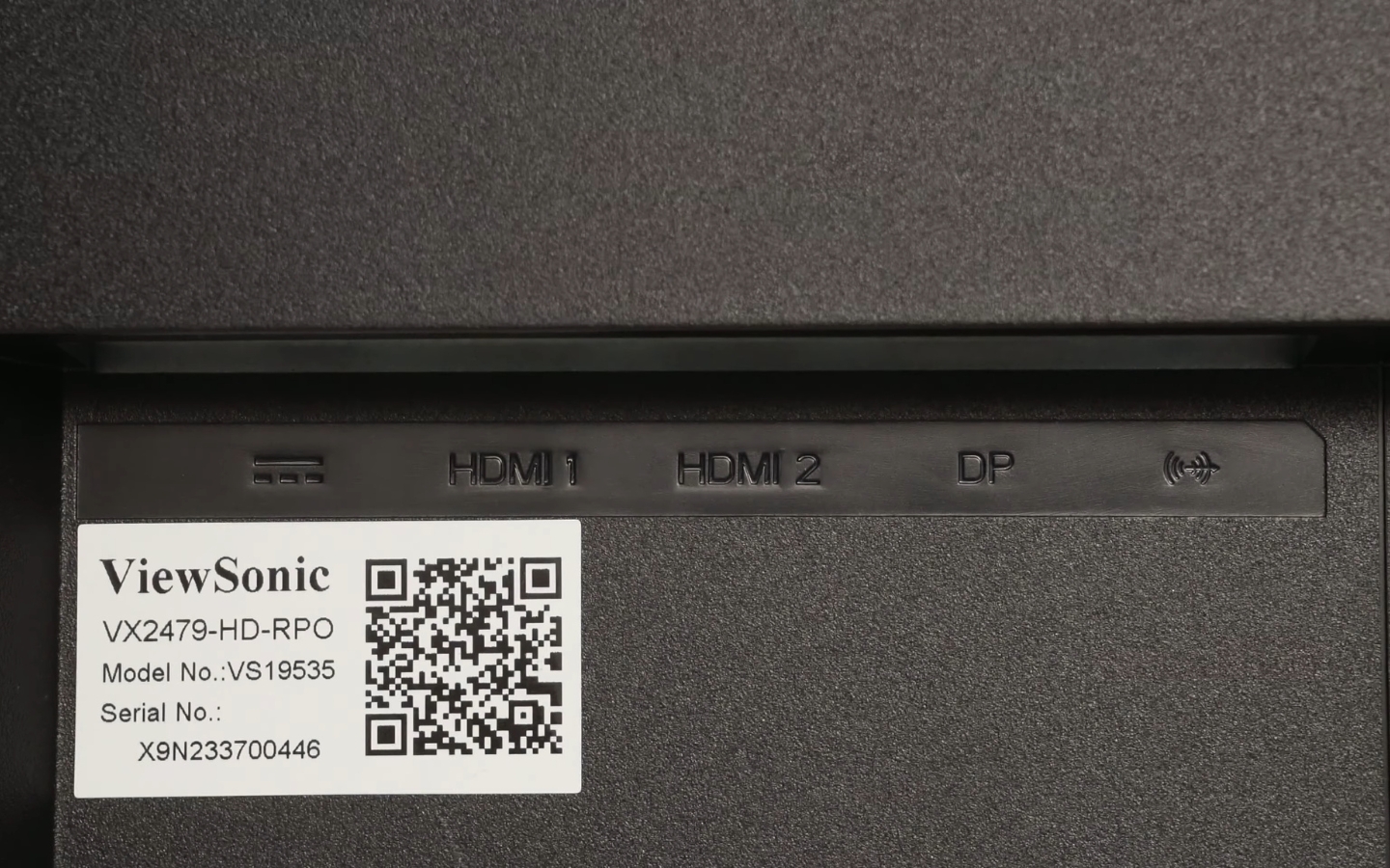 Màn hình được trang bị cổng đủ để kết nối đồng thời nhiều thiết bị như PC, console và laptop