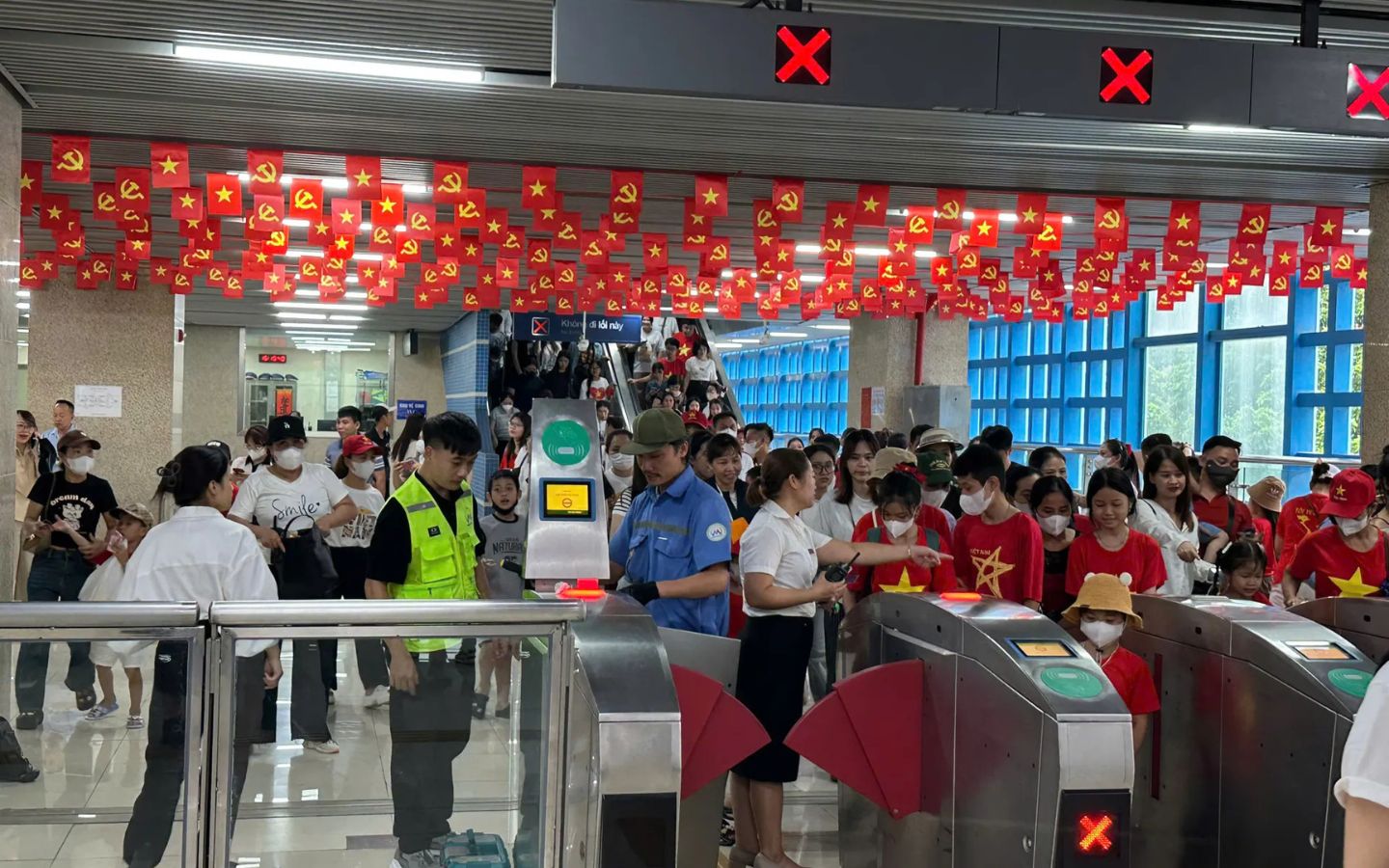 Tổng hợp địa điểm gửi xe máy, ô tô xem diễu binh 2/9 tại Hà Nội 4 Người dân có thể chọn di chuyển bằng tàu điện để thuận tiện hơn