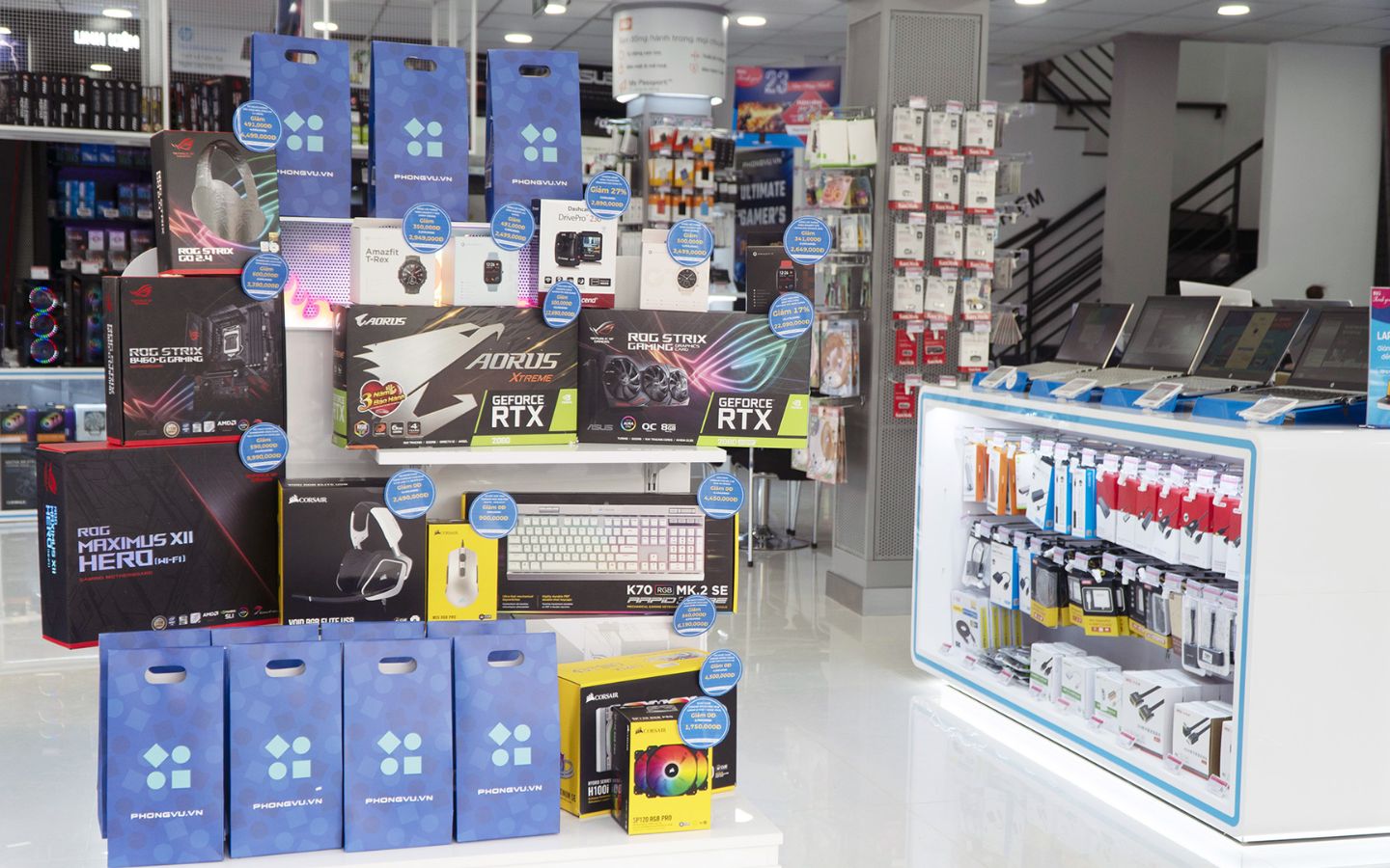 Nhiều deal sốc và quà tặng hấp dẫn tại chương trình khai trương showroom Phong Vũ