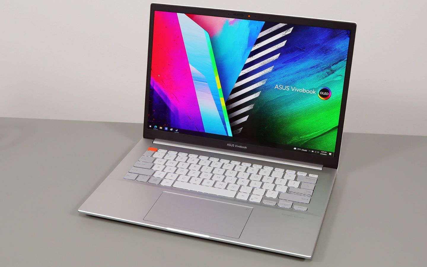 ASUS Vivobook 14 OLED A1405VA-KM095W được trang bị màn hình OLED giúp hiển thị rõ chi tiết và màu sắc